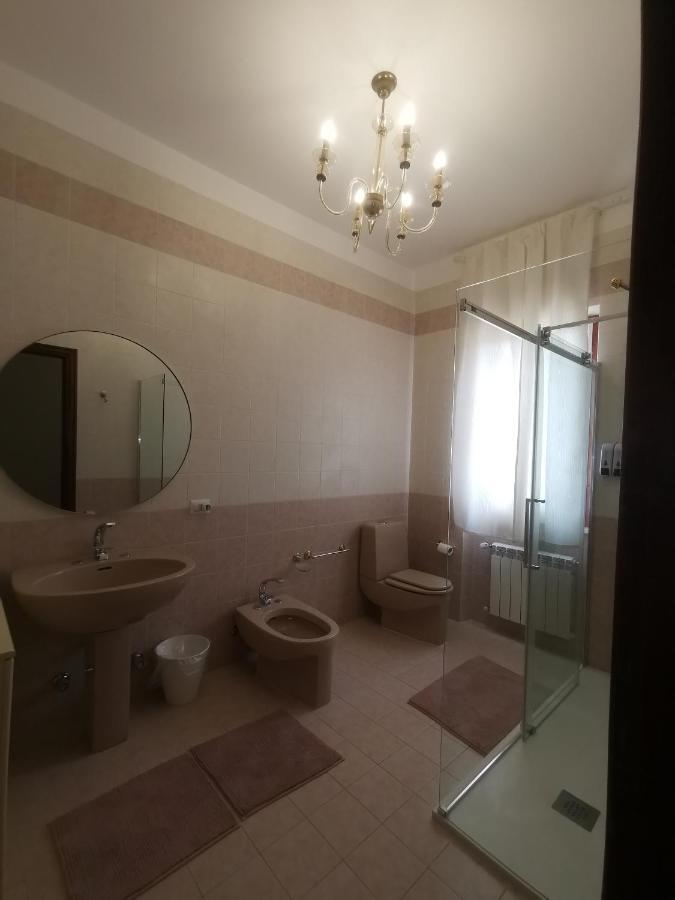 Villa Flora Affittacamere Luni Ngoại thất bức ảnh