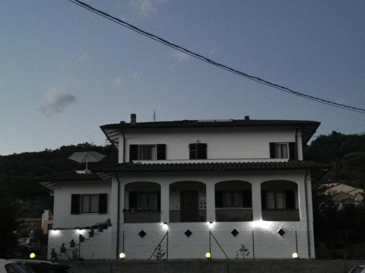 Villa Flora Affittacamere Luni Ngoại thất bức ảnh