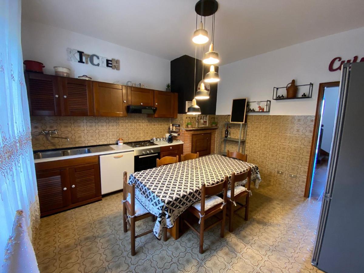 Villa Flora Affittacamere Luni Ngoại thất bức ảnh