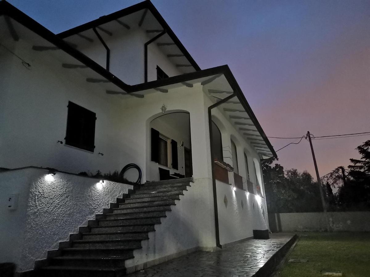 Villa Flora Affittacamere Luni Ngoại thất bức ảnh