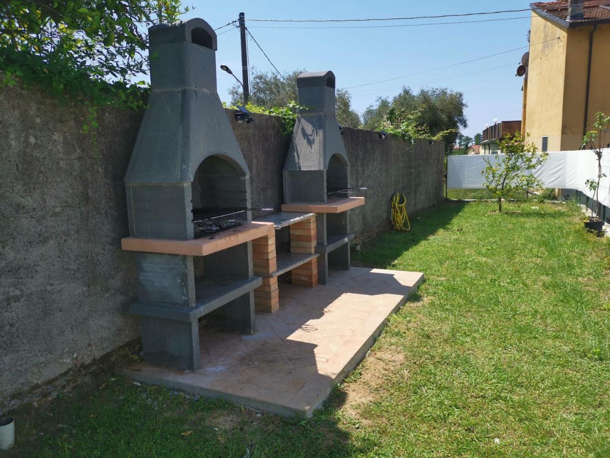 Villa Flora Affittacamere Luni Ngoại thất bức ảnh
