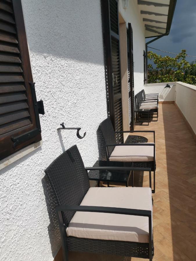 Villa Flora Affittacamere Luni Ngoại thất bức ảnh